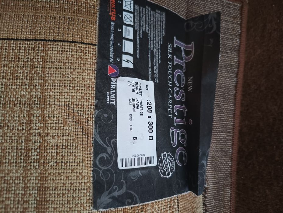 Dywan brązowy duży, gruby.