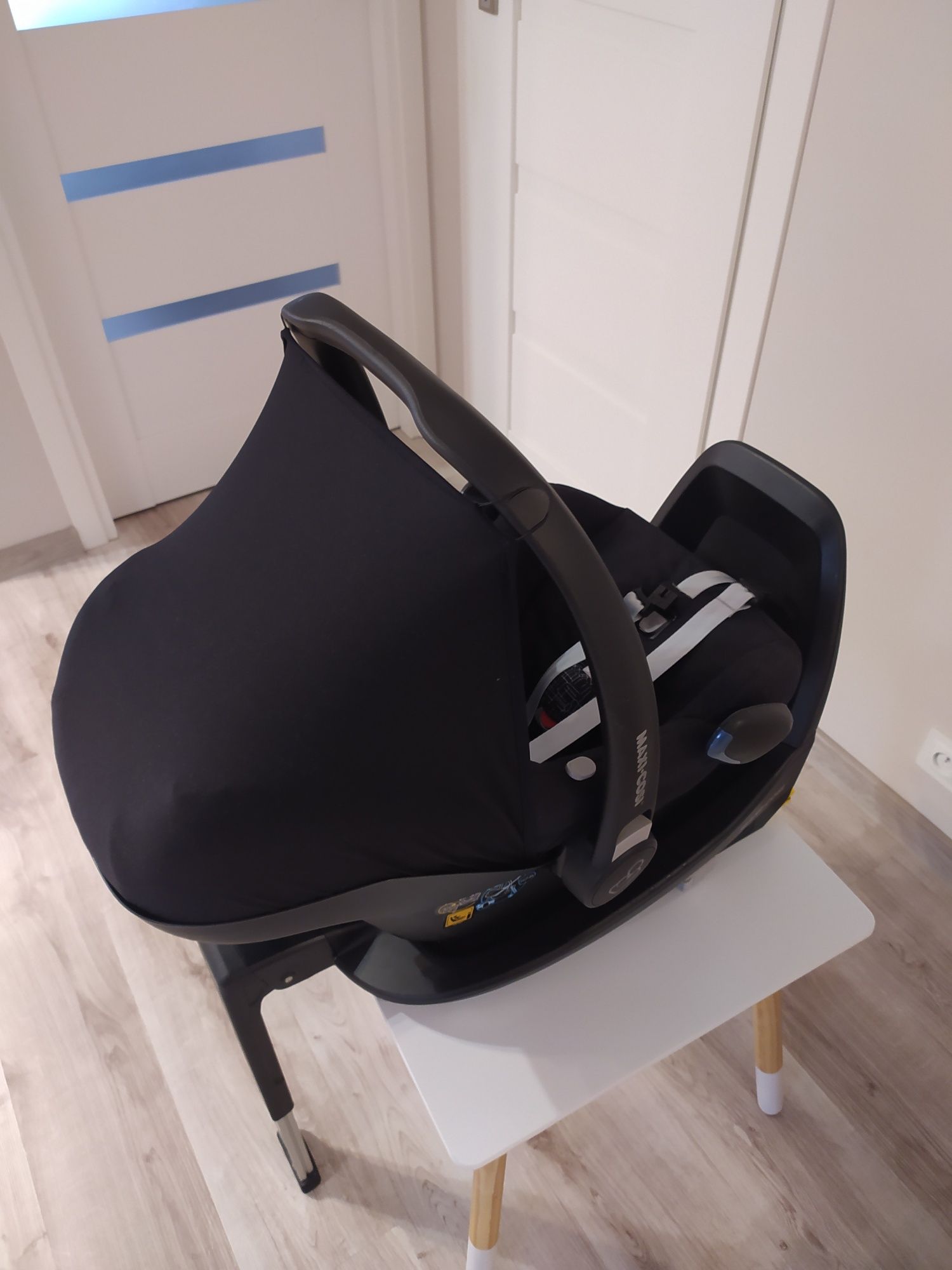 Zestaw fotelik nosidełko Maxi Cosi Rock plus baza ISOFIX Family Fix 2