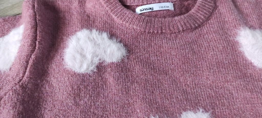 Sweter w serduszka