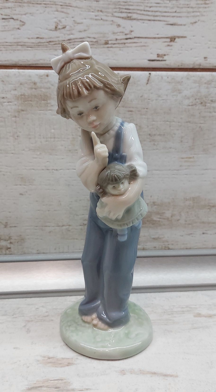 Статуетка Nao Llardo дівчина з лялькою сувенір