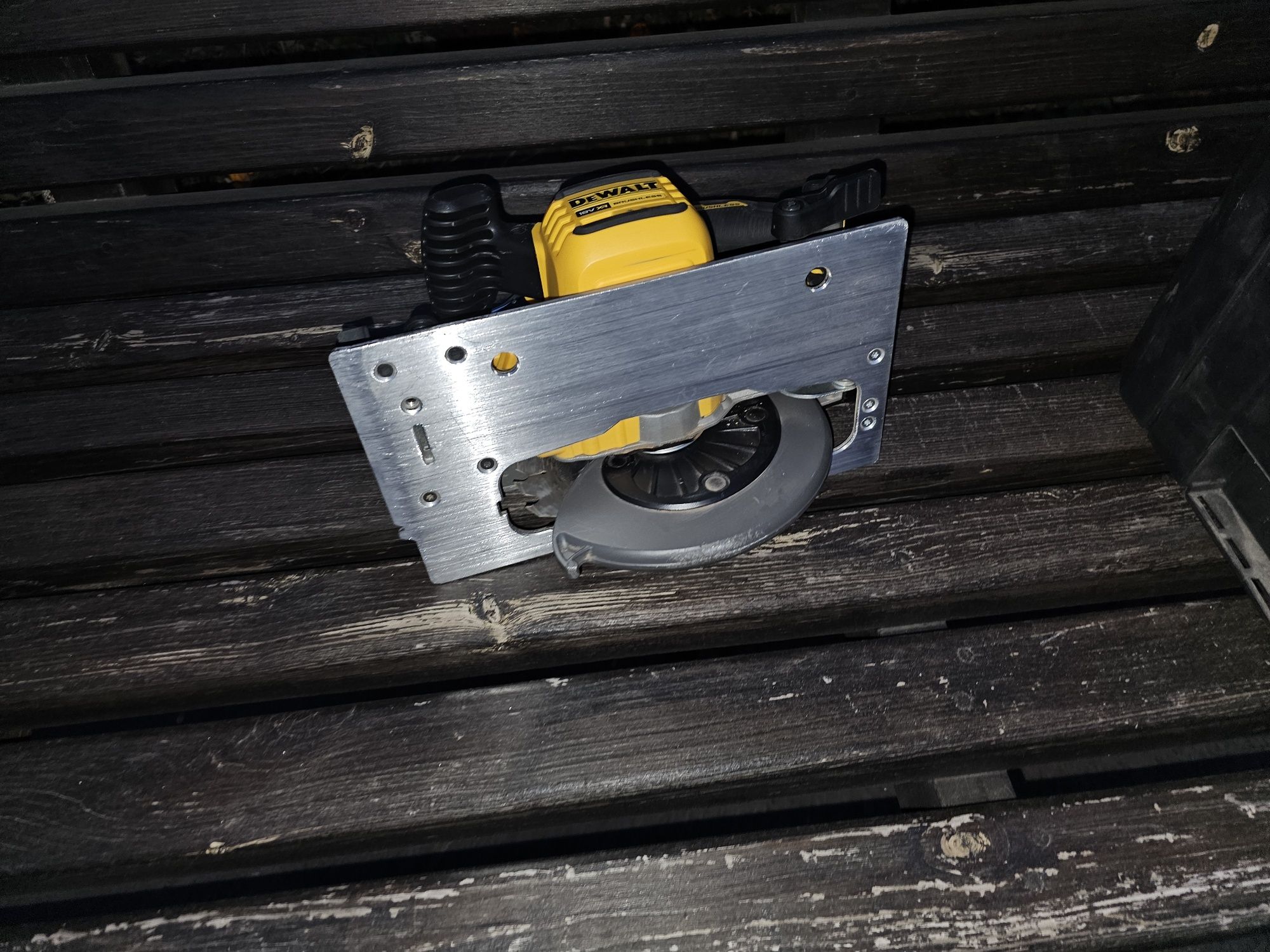 Пила дискова акумуляторна безщіткова DeWALT DCS573NT циркулярка