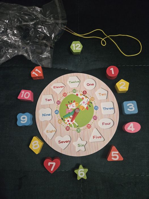 Zegarek dla dzieci do nauki w języku angielskim.