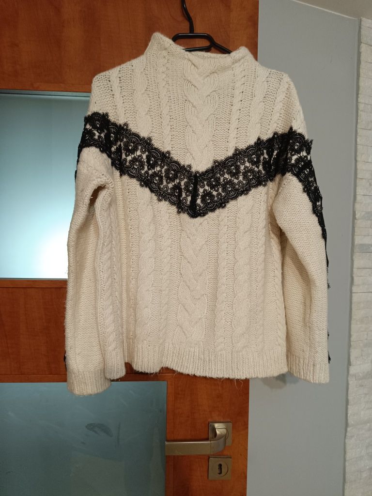 Sweter Reserved z koronką