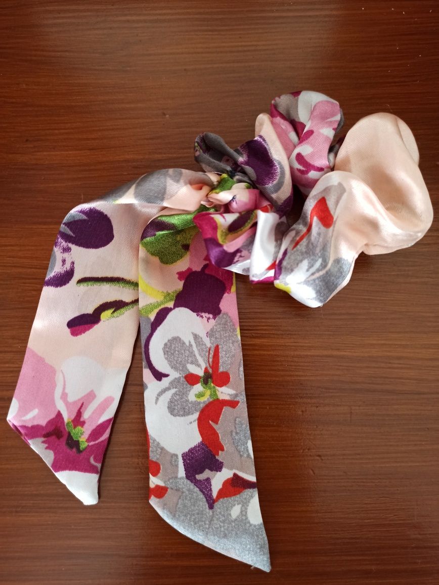 Scrunchie gumka satynowa z szarfą