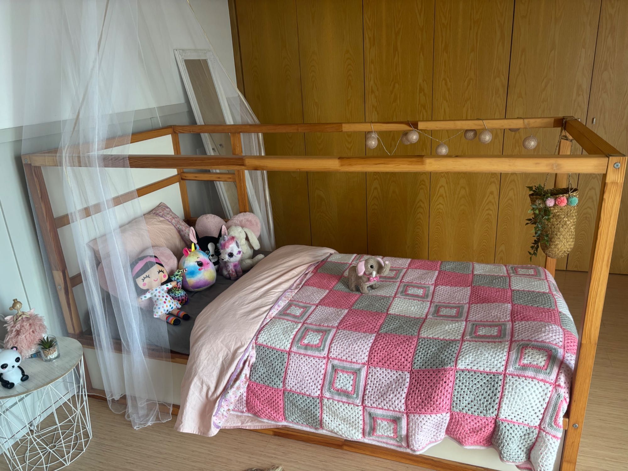 Cama Kura reversível e colchão