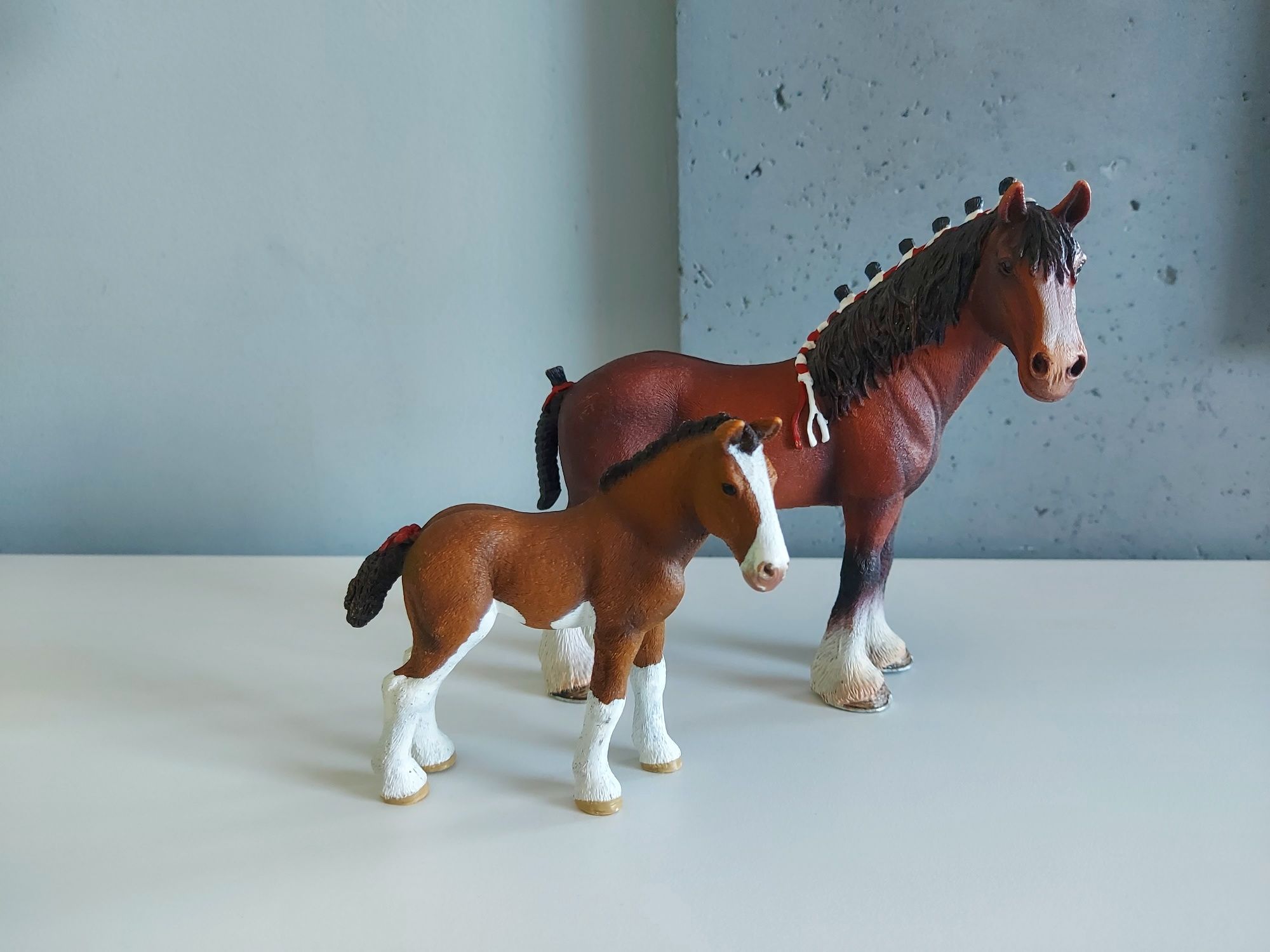 Wałach i źrebię rasy Clydesdale Schleich