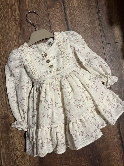 Новенька пишна сукня