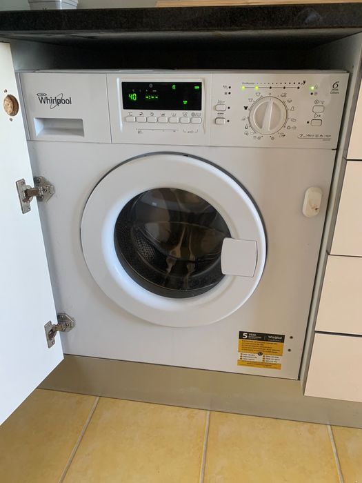 Maquina de lavar whirlpool 6th sense encastre COM PROBLEMAS