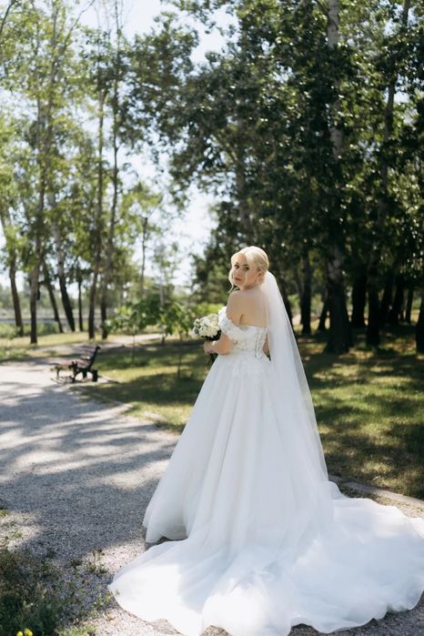 Продам весільну сукню