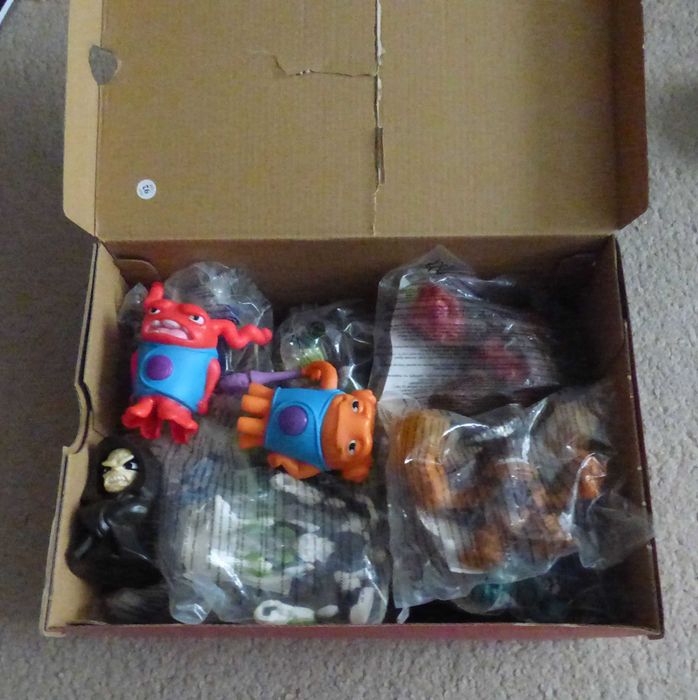 Pudełko różnych figurek (Avengers i inne)