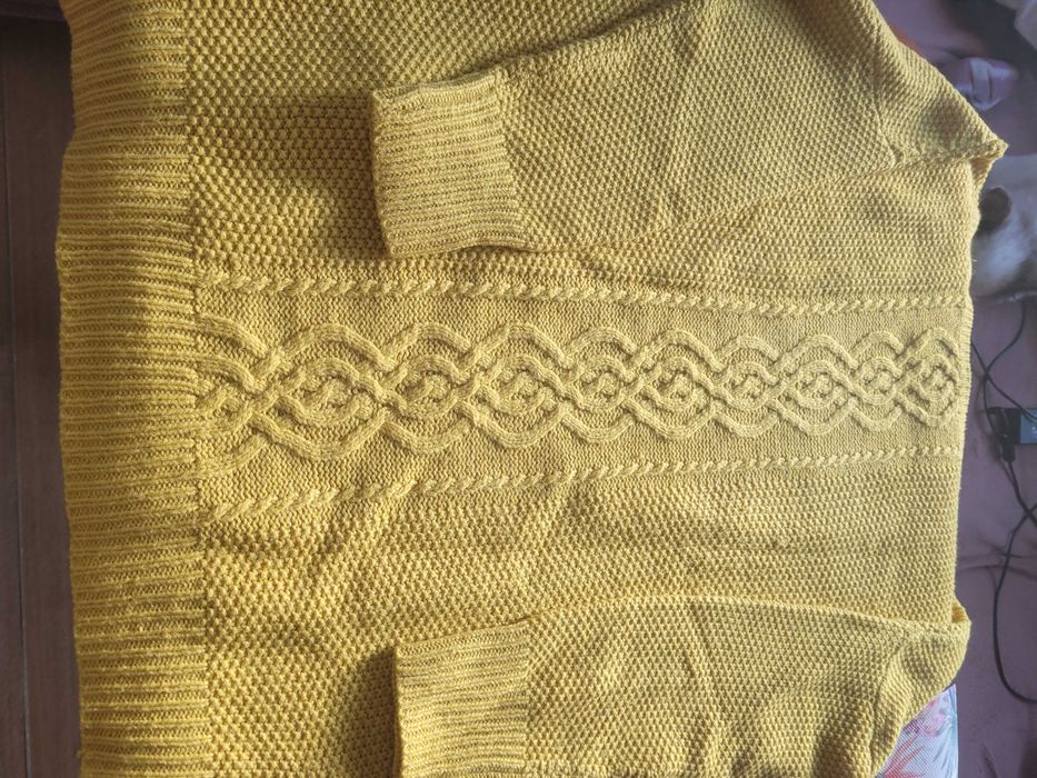Sweter żółty,Reserwed,lużny,
