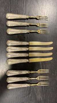 Conjunto de seis garfos e quatro facas com cabos em prata