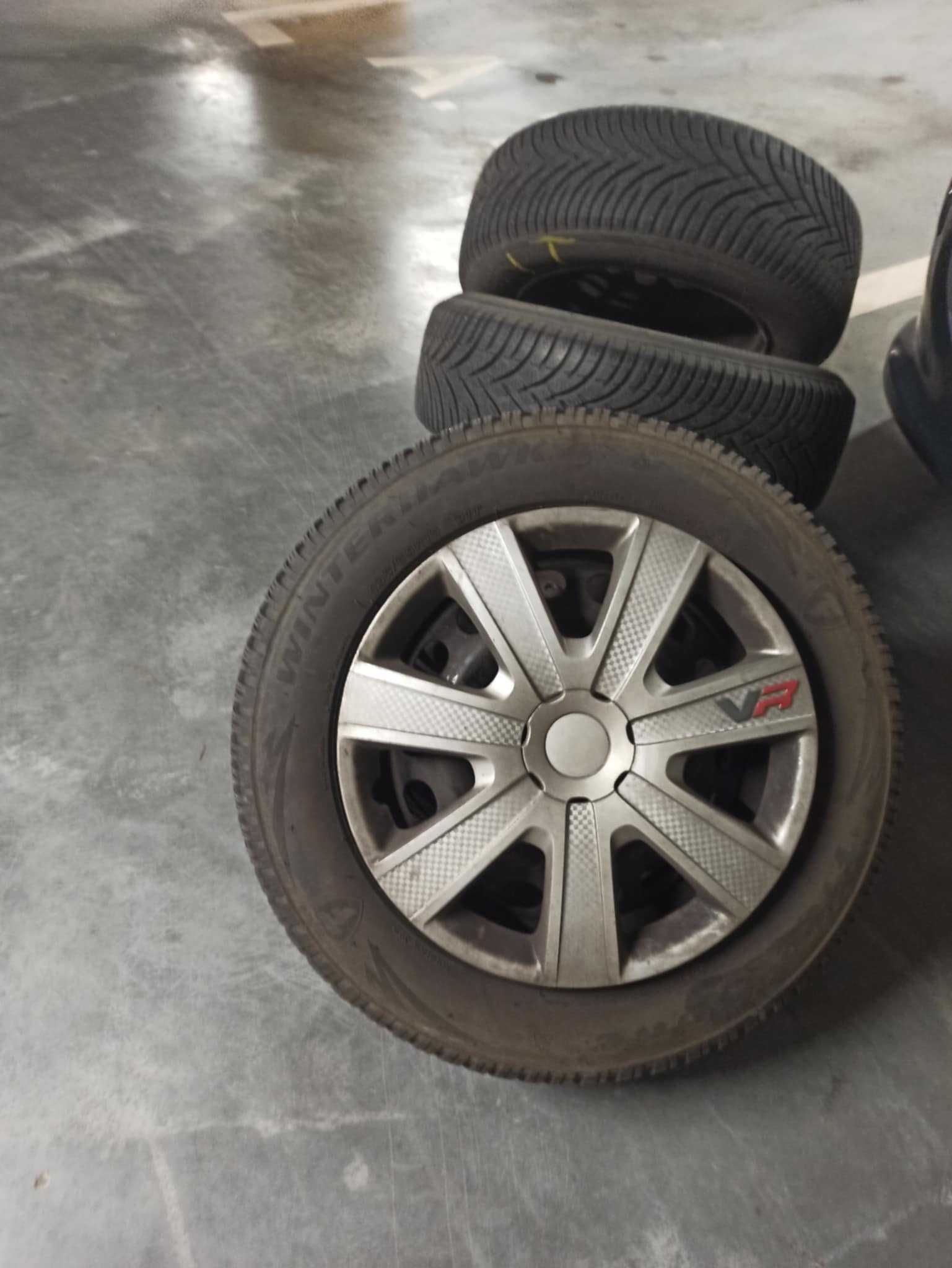 Felgi stalowe 15" 4x108 z oponami zimowymi + kołpaki