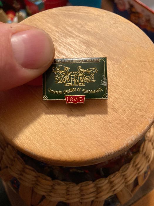 Przypinka Levis .