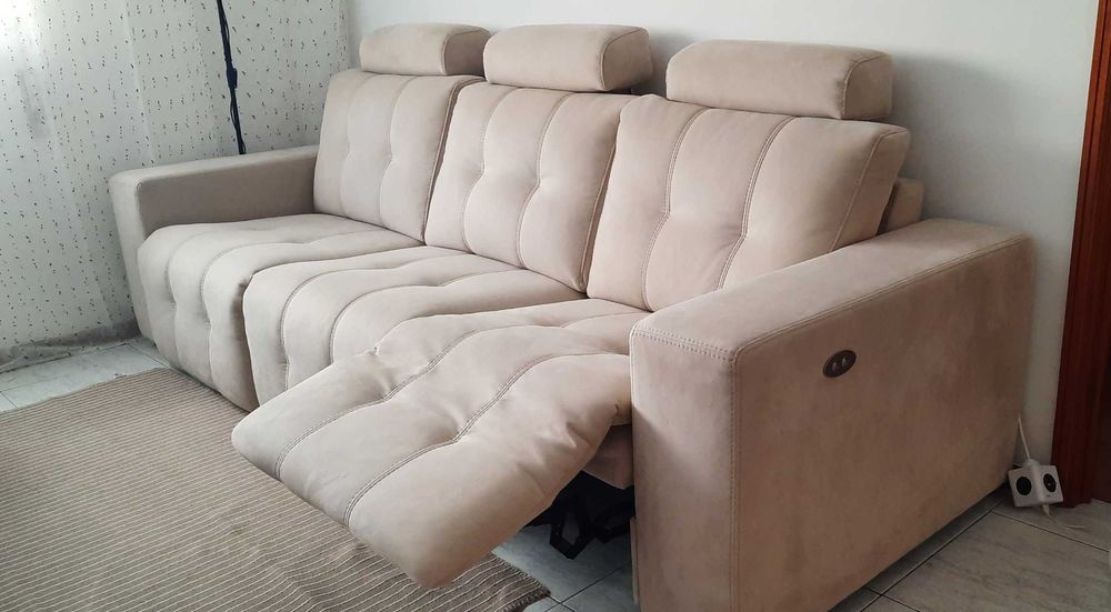 Sofá reclinável em camurça sintética semi-novo