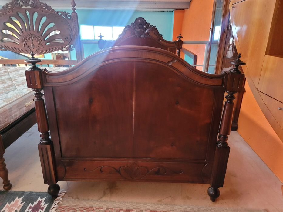 Cama muito antiga com estrado e colchão - Muito bom esta