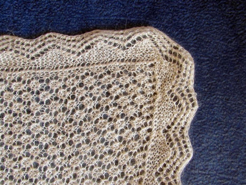 Платок пуховый вязаный