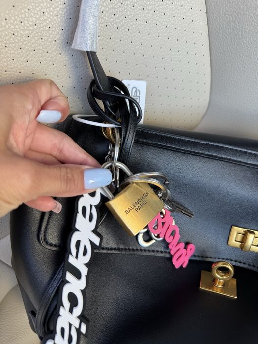 Вмістка жіноча трендова сумка Balenciaga Rodeo | 30 та 35 см брелок