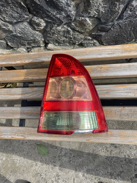 Задня права фара Toyota Corolla e120 бита