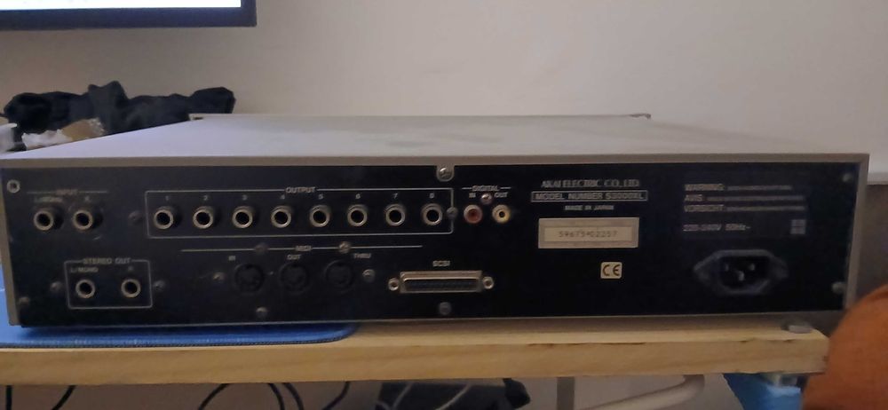 AKAI S3000XL 32MB RAM 8 canais out