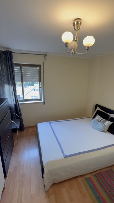 Quarto p casal c/s filho mobiliado Queluz ao pé est. comboio ent. 11