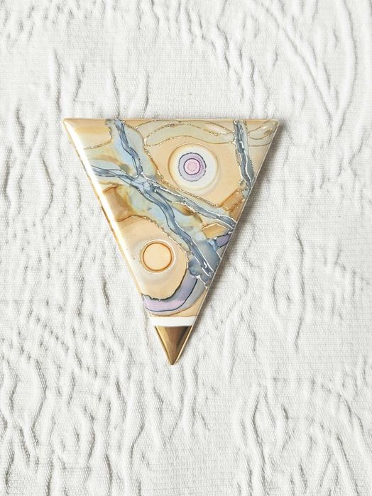 Broszka w kształcie trójkąta