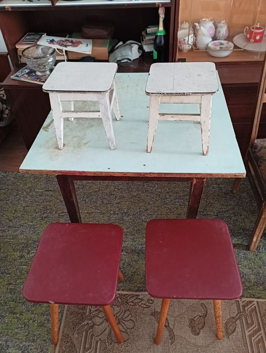 Кухня. Стол. Стул. Мойка.