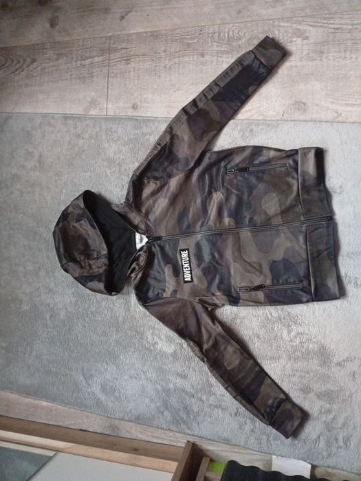 Bluza rozpinana z kapturem moro, ocieplana 134