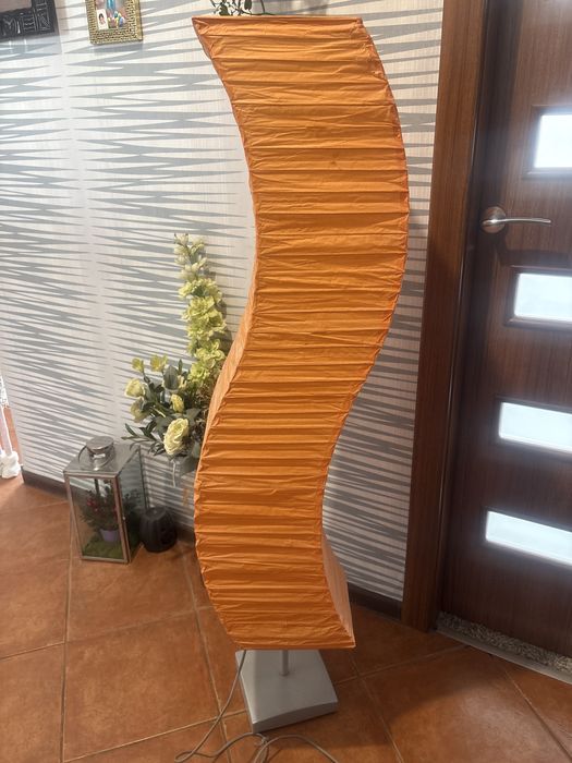 Lampa stojaca papierowa