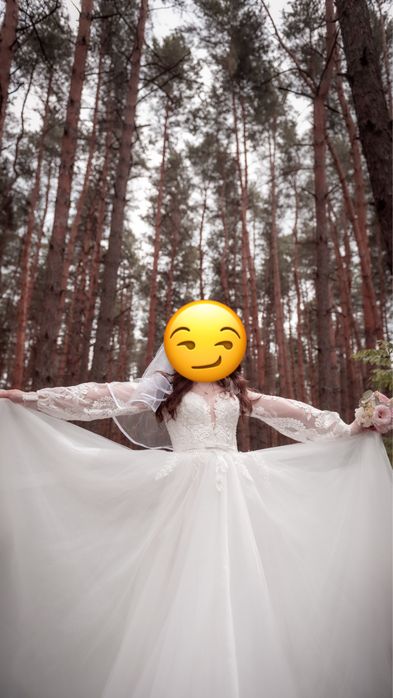 Гарна весільна сукня
