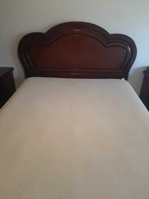 Cama em madeira com colchão