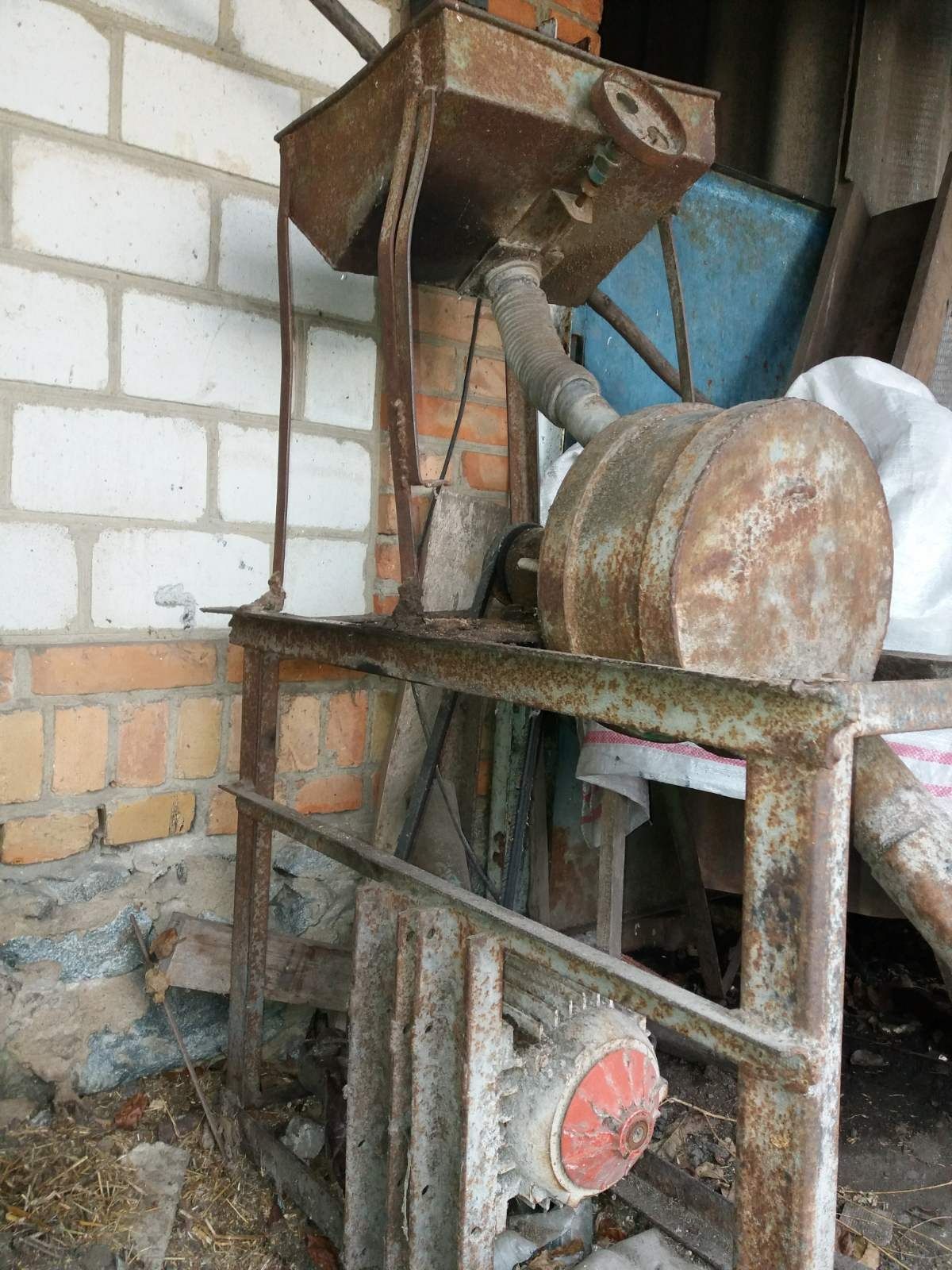Зерноподрібнювач саморобний, без  двигуна.