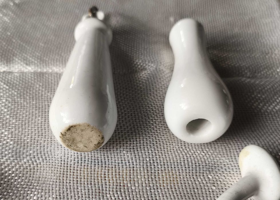 Lote de cabides esmaltados e pegas em louça muito antigo