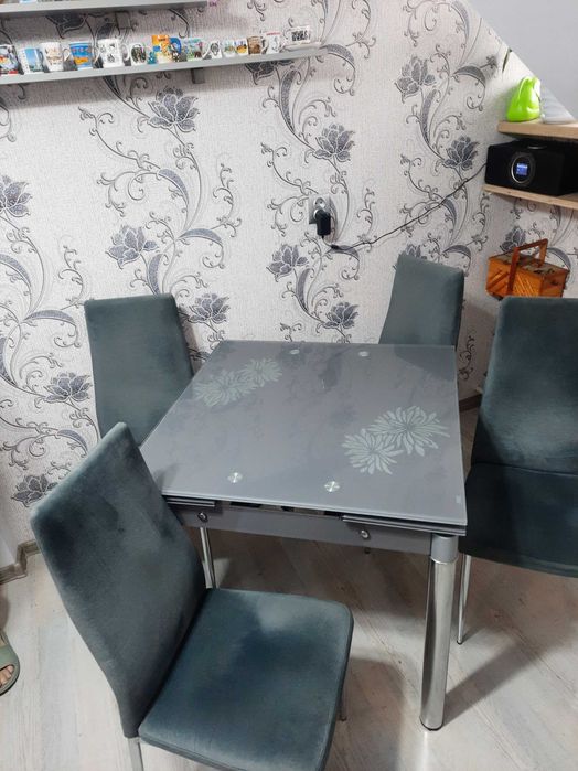 Szklany stół z 4 tapicerowanymi krzesłami - stan bardzo dobry