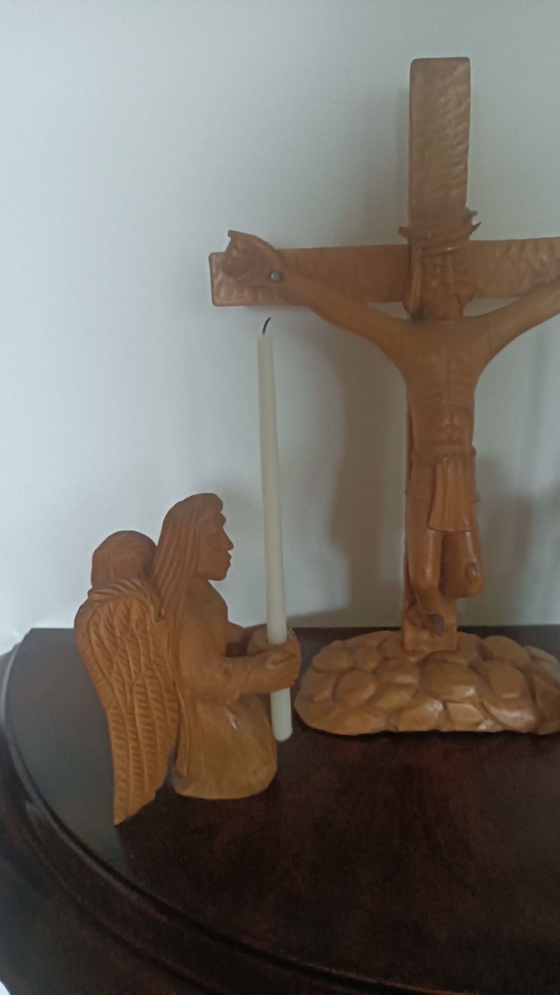 Ręcznie rzeźbiony krzyż że świecznikami - anioły