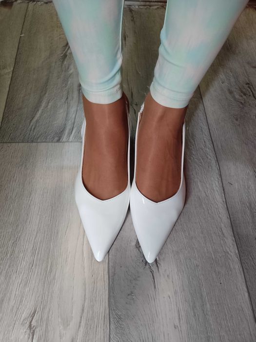 (40) Ekskluzywne, białe czółenka wieczorowe z odkrytą piętą, NOWE