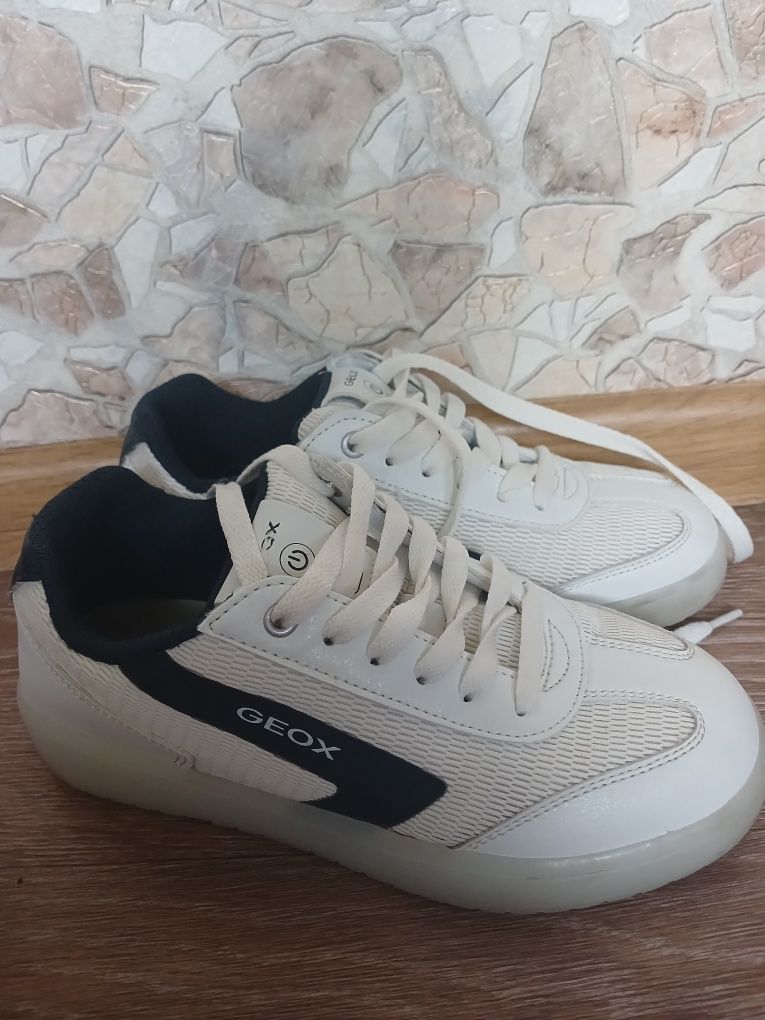 Кросівки Geox 35