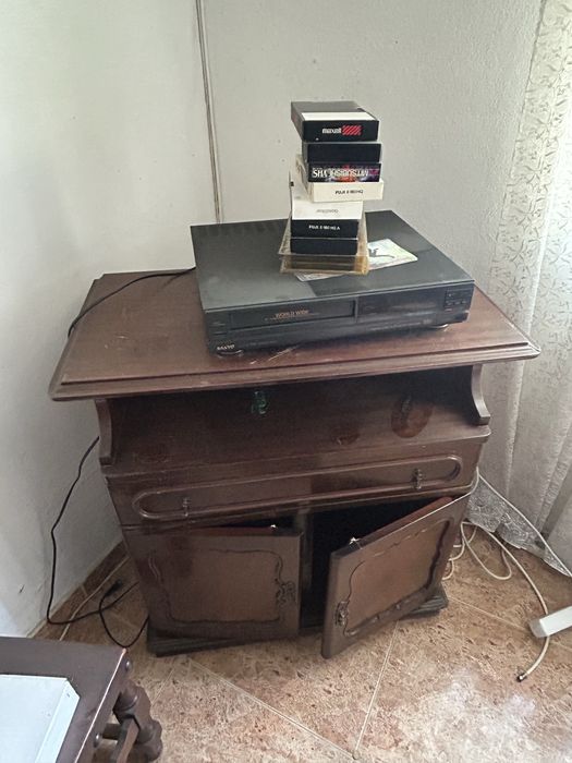 móvel antigo em madeira