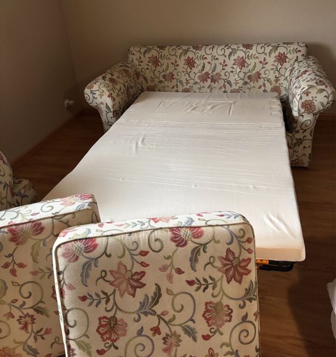 Kanapa z pufą w kwiaty w stylu angielskim rozkladana dwuosobowa