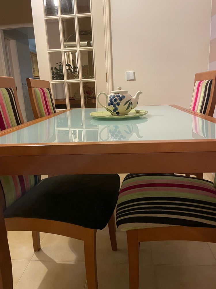 Mesa de jantar extensível em cerejeira e 4 cadeiras forradas a tecido