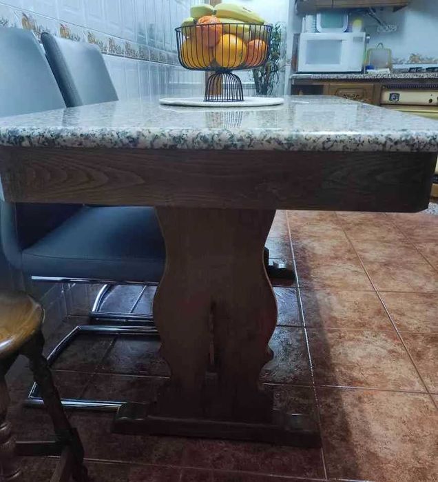 Mesa de Granito (Rosa) com Base em Castanho – Desmontável