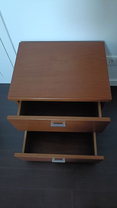 Mesa de cabeceira em madeira maciça cor de cerejeira