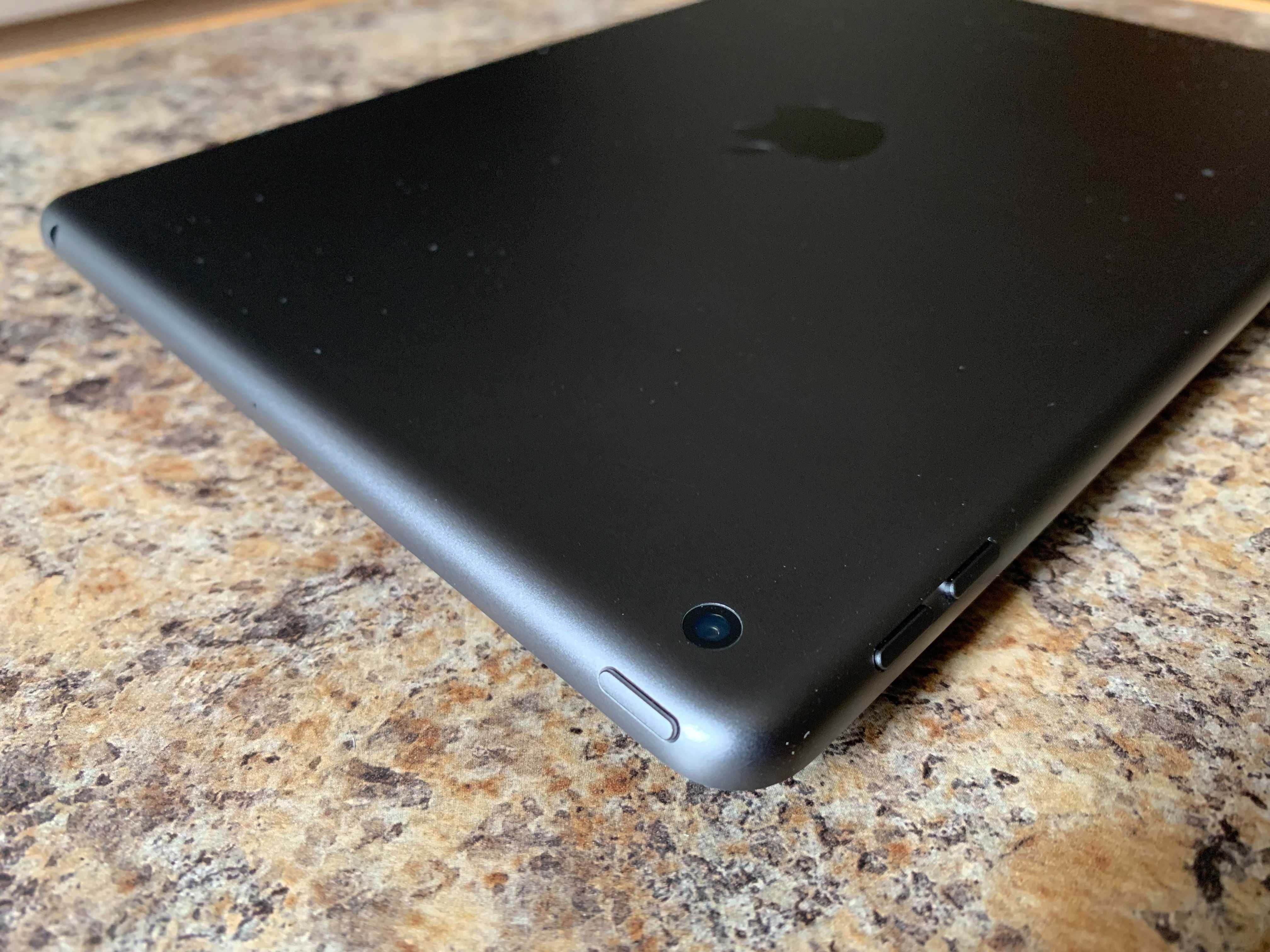Apple iPad 7th Gen WiFi 10.2in 32GB + клавіатура + кейс