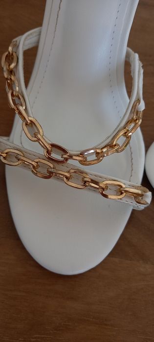 Białe sandałki na szpilce z ozdobnym łańcuszkiem Jenny Fairy