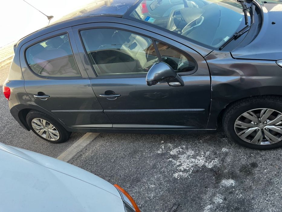 Peugeot 207.
