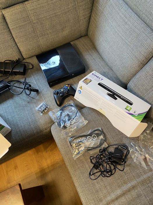 Konsola Xbox 360 E + Kinect.