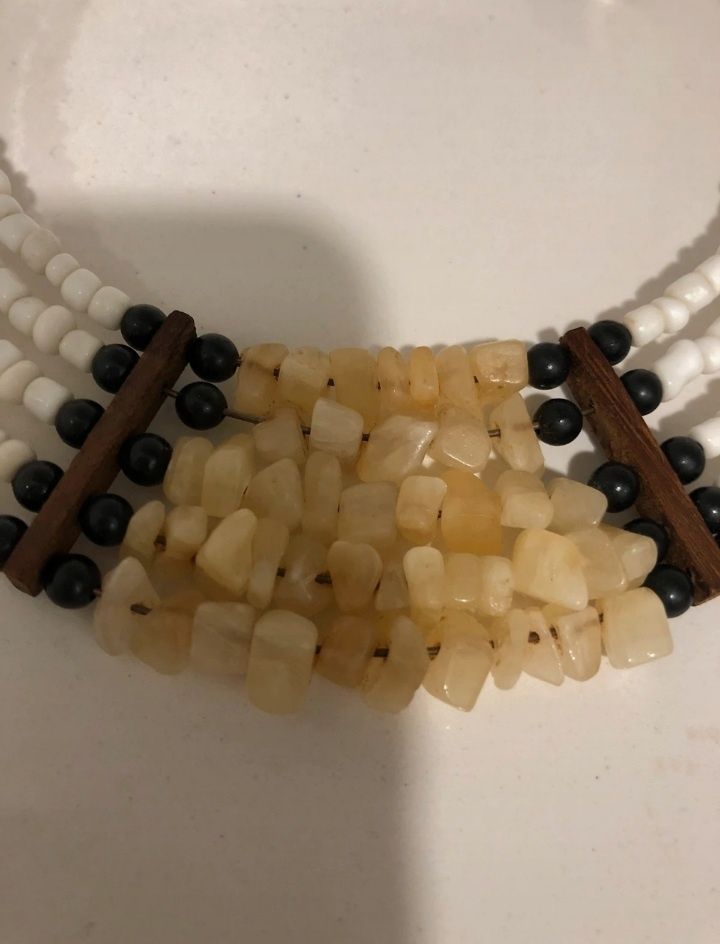 Colar étnico com missangas e pedras naturais (quartzo)
