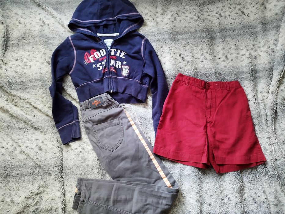 Zestaw ubrań w rozmiarze 134/140 cm.