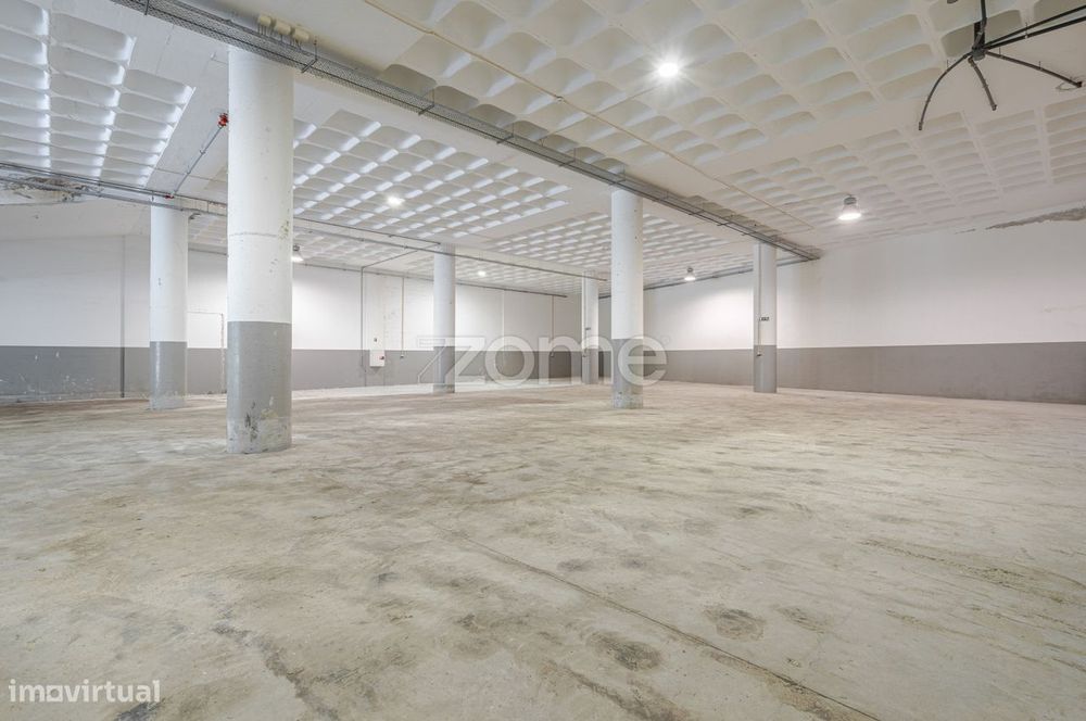 Armazém Venda 782 m² com Parque Privativo – Caniço (Eiras) Venda.