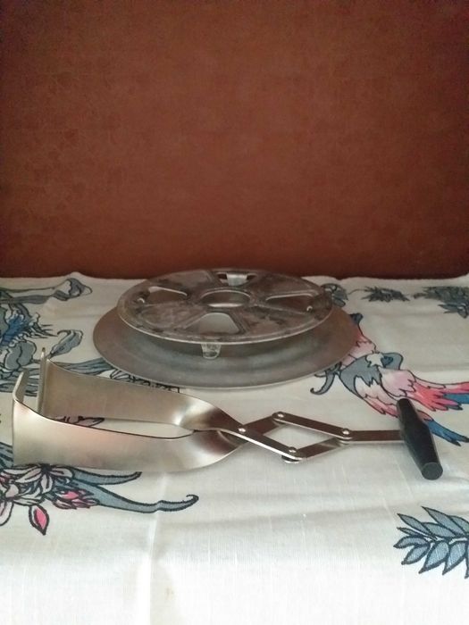 продам кухонную утварь мясорубку,чайник из нержавейки и эмалированный.